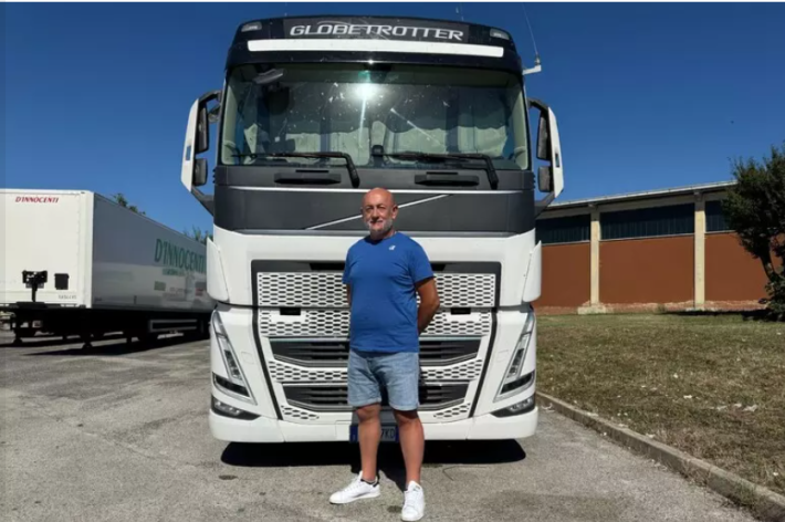 Auto contromano, camion si ferma e scongiura incidenti