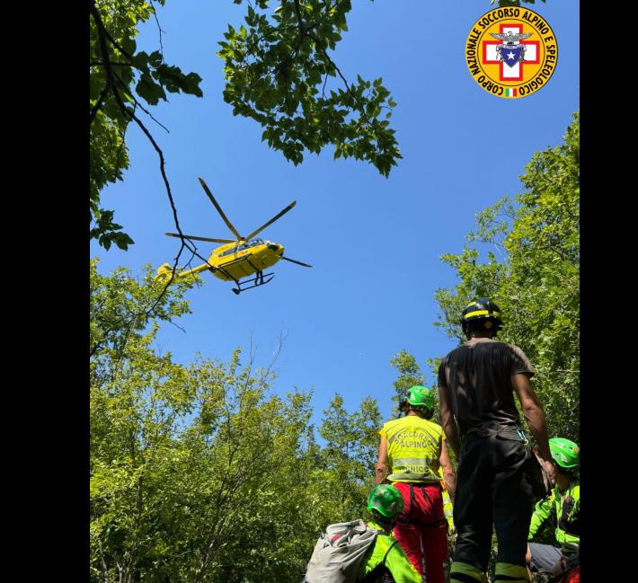 Motocrossista rovina a terra nel bosco: sta intervenendo l'Elisoccorso con verricello - In aggiornamento