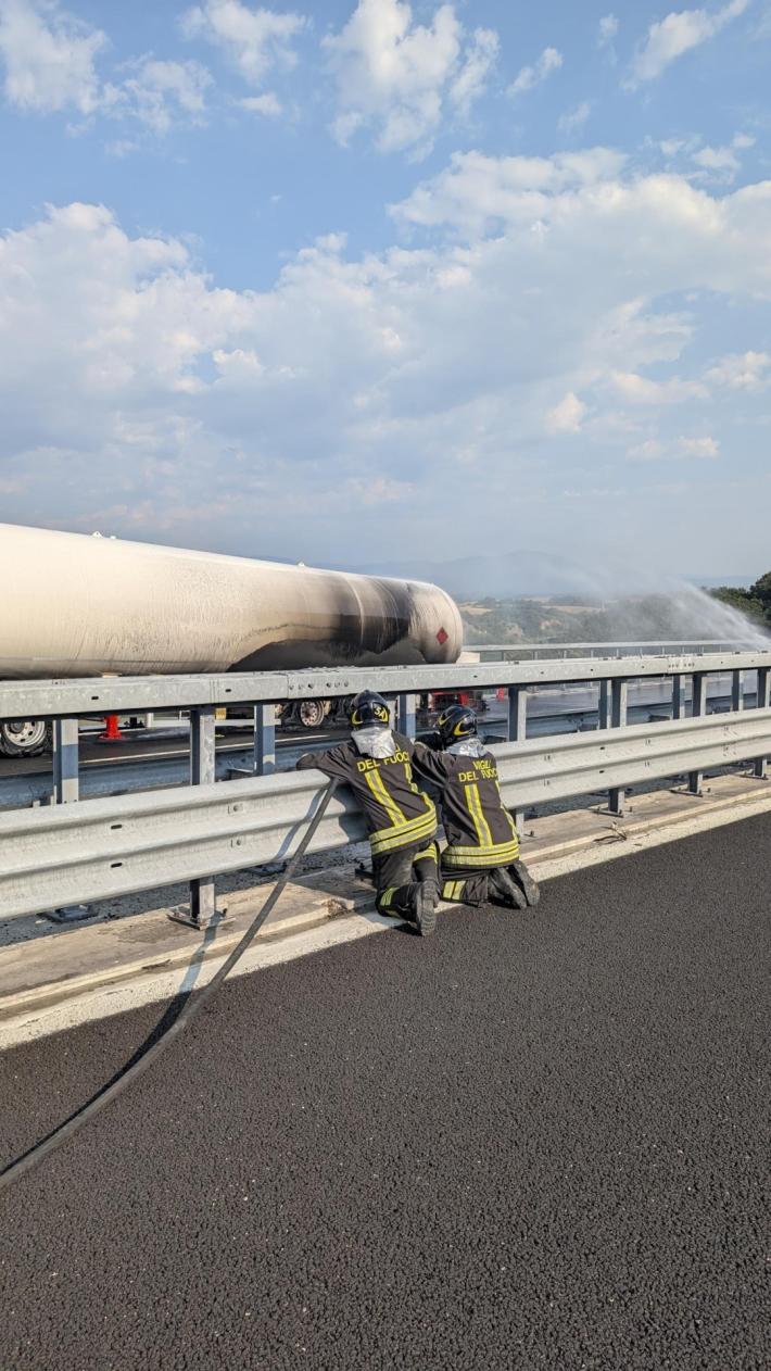 A1, disagi fra il bivio con l'A15 e Parma. Fra Orte e Roma prende fuoco un'autocisterna con Gpl: chiuso un tratto di 40 chilometri 
