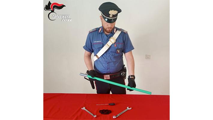 Parma: di notte girano in auto e aggrediscono a bastonate due ciclisti per strada. Denunciati quattro italiani