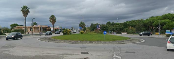 Motociclista non si ferma all'alt dei carabinieri, sbanda e muore a Marina di Massa