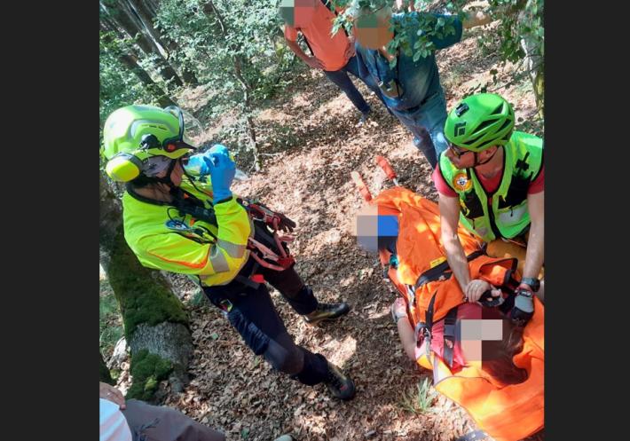 Escursionista 57enne infortunata mentre scende dal Monte Penna: recuperata con l'elicottero 