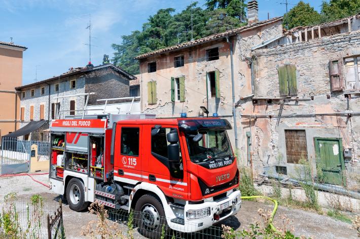 Incendio in un'abitazione: cinque squadre dei vigili del fuoco, ambulanza e carabinieri in via Bottego a Felino 