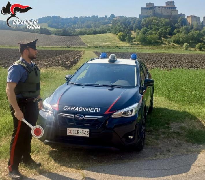 Langhirano: si chiude in macchina per sfuggire al compagno violento e viene salvata dai carabinieri intervenuti. Arrestato 52enne straniero