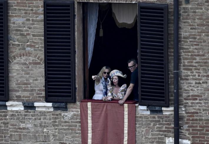 Madonna aspetta l'inizio del Palio da una finestra di Palazzo Pannocchieschi d'Elci