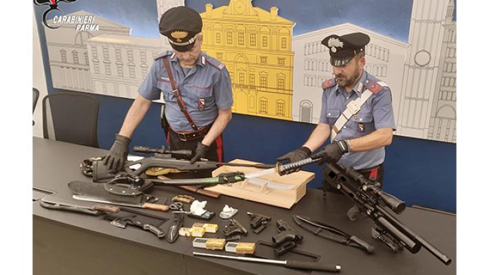 Soragna: in casa nascondeva un arsenale di armi e dosi di cocaina gia&rsquo; pronte per essere spacciate. Arrestato 34enne italiano