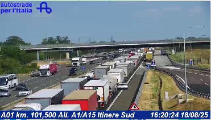 Camion contro il guardrail in A1 a Parma: i vigili del fuoco "liberano" il conducente 