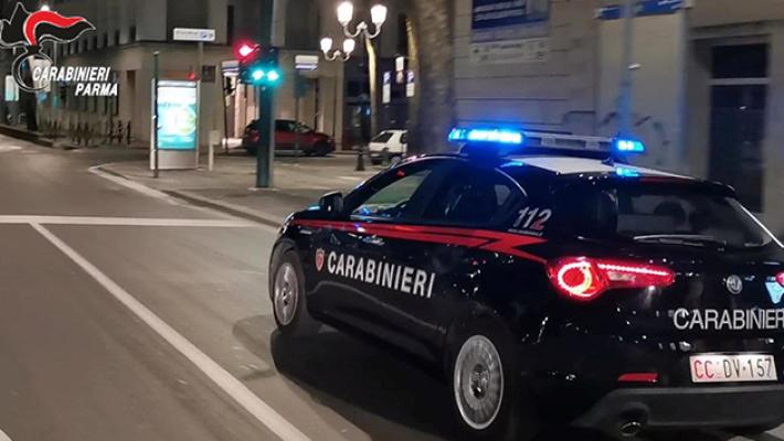 Parma: prima rapina la carta di credito a un lavoratore straniero mentre acquista tabacchi al distributore automatico, poi rintracciato dai carabinieri, usa violenza contro di loro per darsi alla fuga