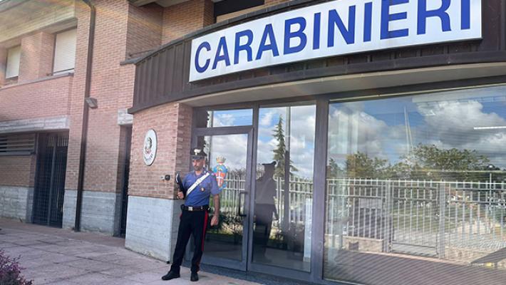 Distrugge l&rsquo;auto del collega in diretta video: 32enne denunciato dai carabinieri