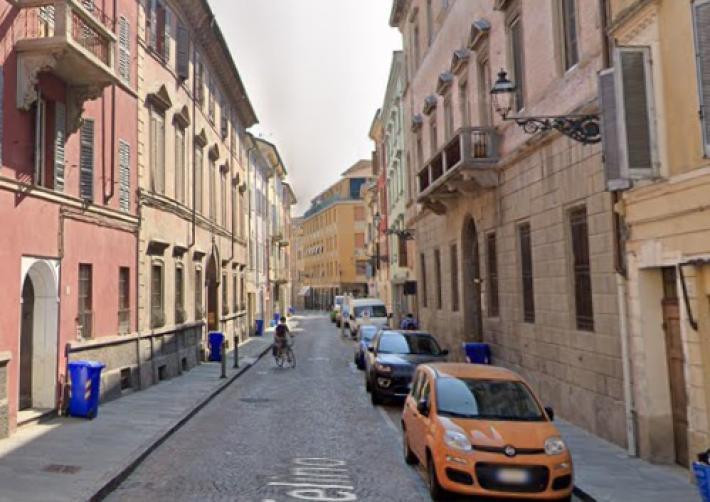 Auto contro un cancello in un cortile interno: vigili del fuoco in borgo Felino 