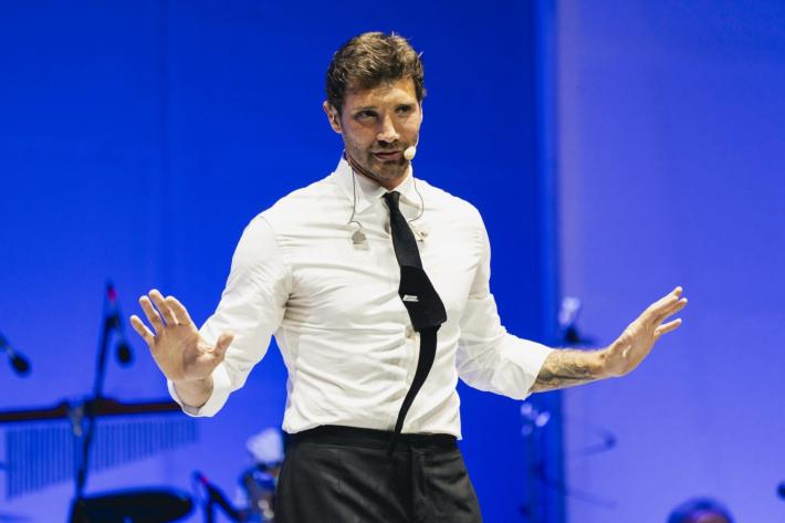 Il video di De Martino, showman allertato da un follower