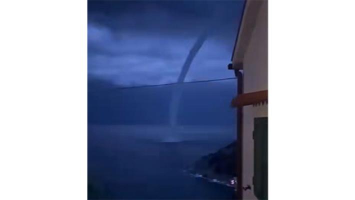 Maltempo: tromba d'aria in Versilia, danneggiati stabilimenti