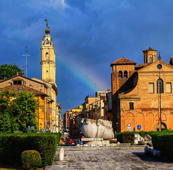 L'arcobaleno "bacia" le torri dei Paolotti - Inviateci le vostre foto 