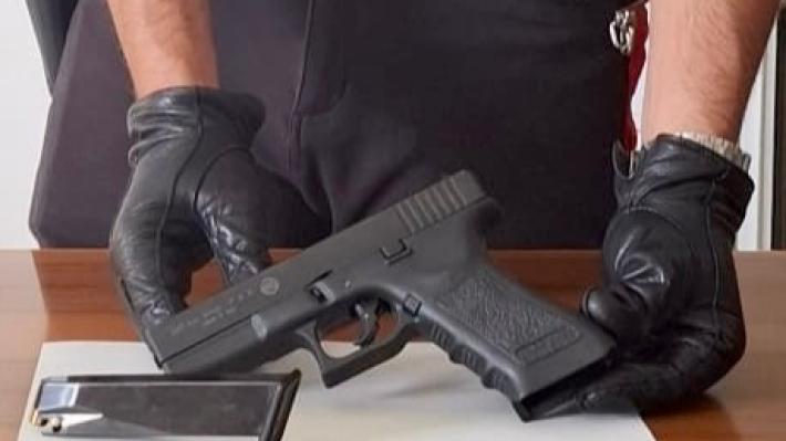 Portava una pistola scacciacani senza tappo rosso: denunciato un 24enne 