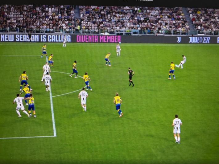 Gol di David, bianconeri avanti. Ma nell'azione precedente c'&egrave; un fuorigioco non fischiato - 65' Juve-Parma 1-0