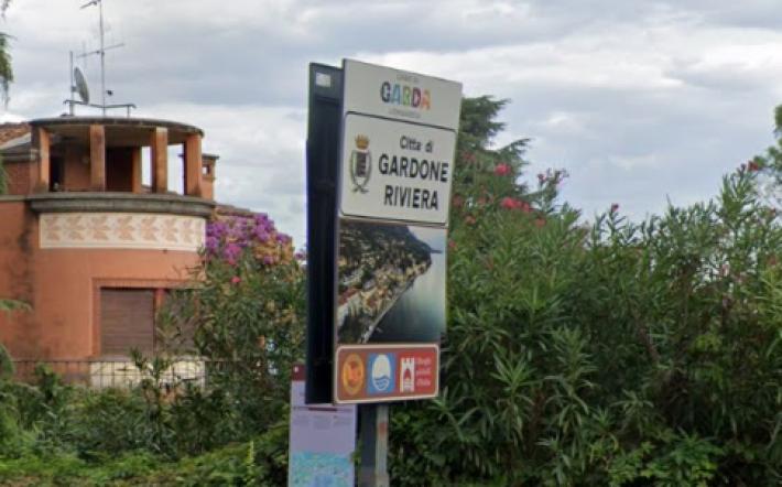 Sfida choc, fingono di gettarsi sotto le auto, grave un giovane travolto (ma non &egrave; in pericolo di vita)