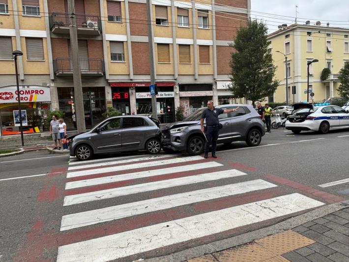 Tamponamento in via Emilia Est, due feriti, si &egrave; creata una coda di veicoli