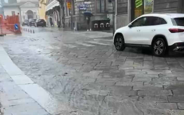 Maltempo, disagi in citt&agrave;: cade un palo della luce e una pianta finisce su un'auto