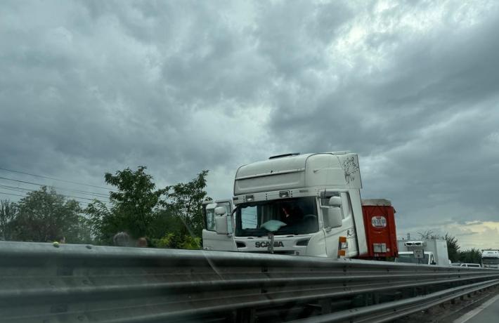 Tangenziale Nord, camion rischia di ribaltarsi: traffico rallentato