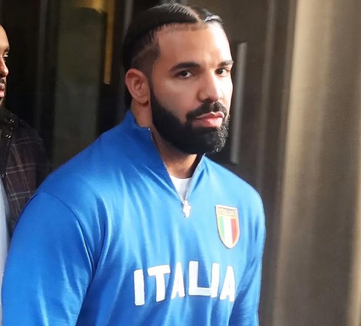 Drake per la prima volta in Italia: "Aspettavo da una vita". E sui social posta la foto con la maglia azzurra e Pino Daniele