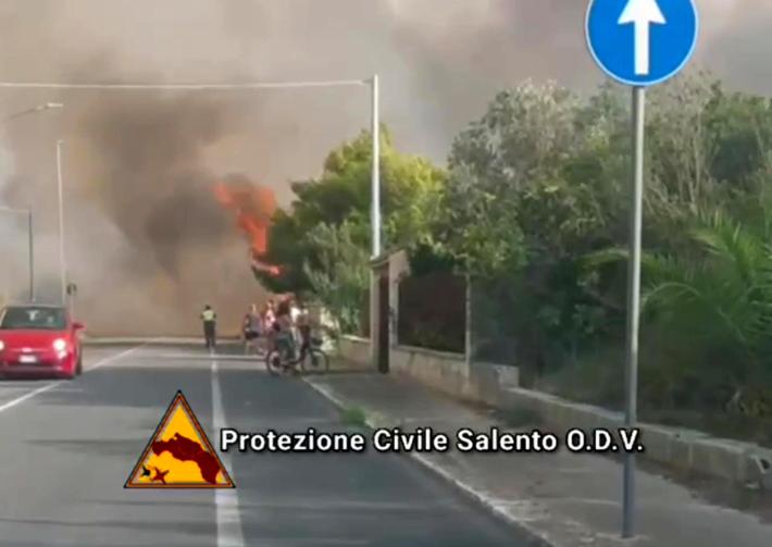 Incendi di sterpaglie, vigili del fuoco in via Resga 