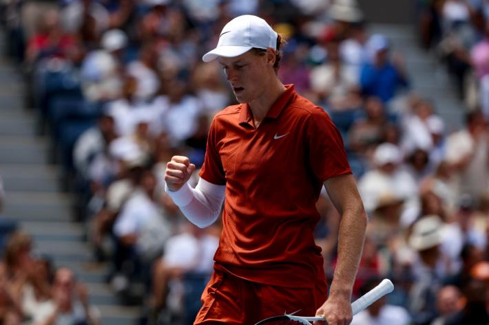 Us Open, Sinner soffre ma supera Shapovalov e va agli ottavi: 5-7 6-4 6-3 5-3