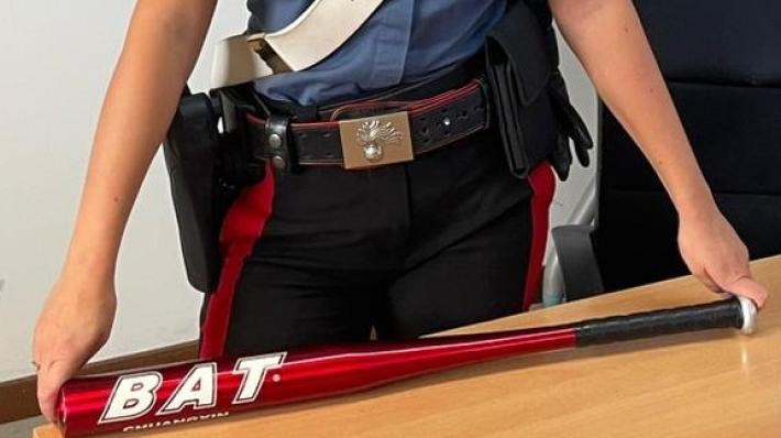 Aggredisce i carabinieri con una mazza da baseball: arrestato un 27enne straniero