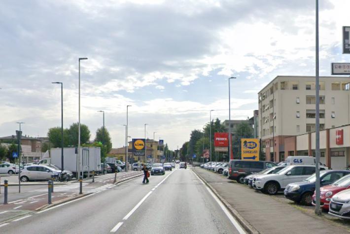 Pedone investito da una bici in via Venezia: due persone al pronto soccorso