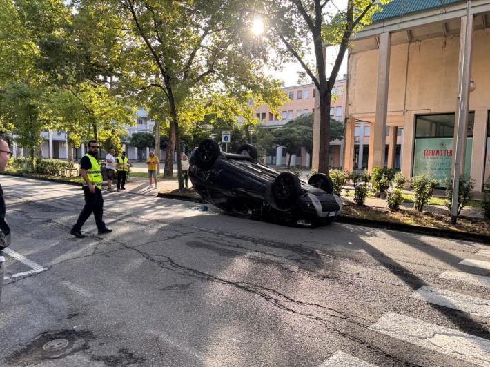 Auto ribaltata alle otto questa mattina a Tabiano in Viale Fidenza un&rsquo;utilitaria