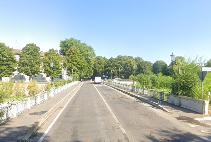 Scontro auto-scooter sul ponte dei Carrettieri in via Po: ferita una 17enne