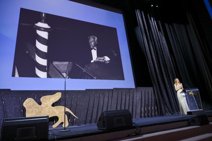 Gran finale al Festival  del Cinema di Venezia: tutti in piedi per Armani. Migliore interpretazione a Xin Zhilei