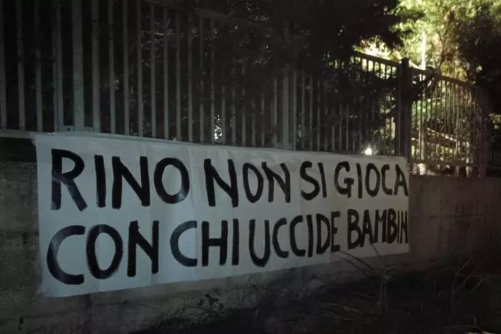 Striscione sotto casa di Gattuso, "Rino non si gioca con chi uccide bambini"