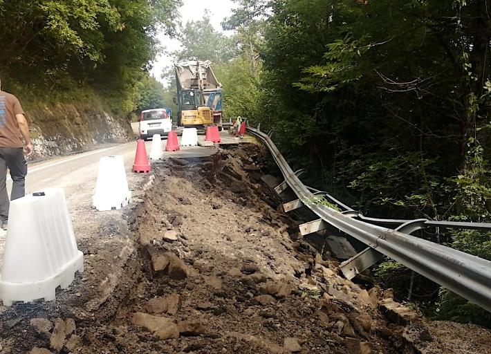 Cede il sostegno della strada del Bosco a Centrale: senso unico alternato con semaforo