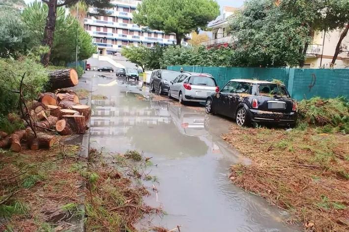 Temporali in Val di Magra, strade allagate e treni cancellati