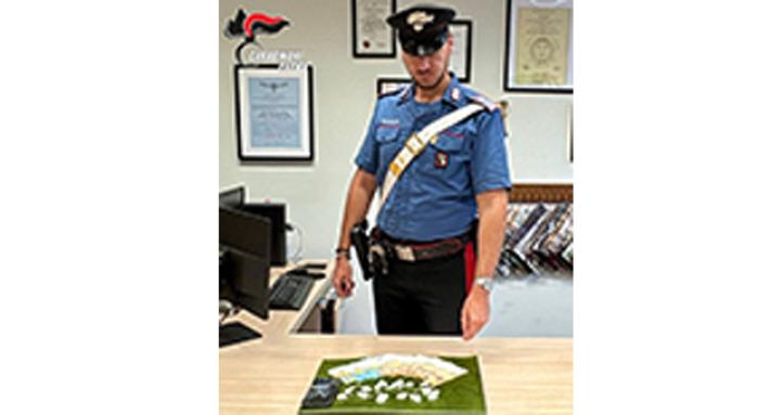 Felino: dopo essere stato inseguito e fermato dal cruscotto dell&rsquo;auto spuntano 18 dosi di cocaina e quasi 400 euro in contanti nascosti in un calzino inserito in una bocchetta della ventilazione. arre