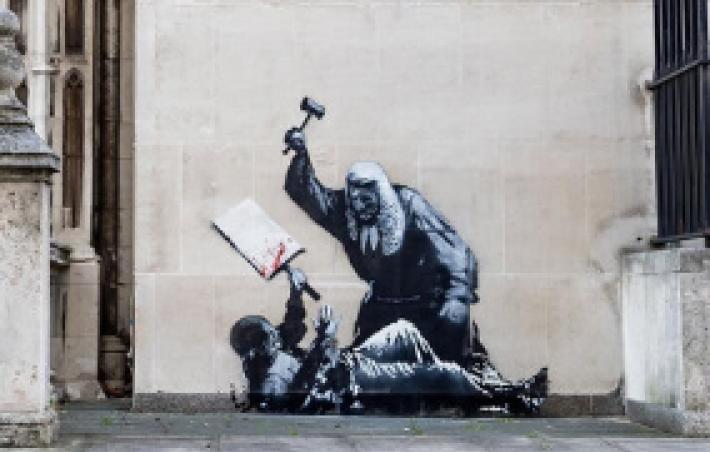 Murale di Banksy  rimosso a Londra, scoppia la polemica sui social