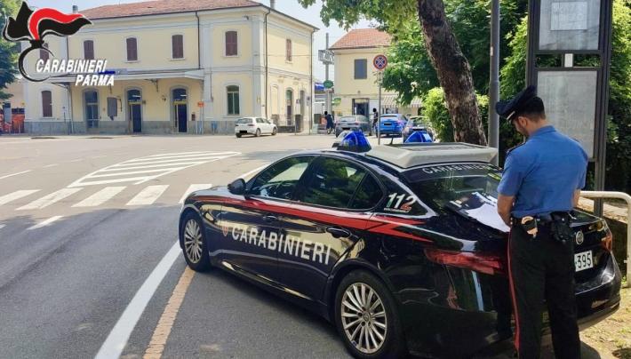 Borgo val di taro: investe un pedone in auto e fugge. Poi torna e si finge un testimone per depistare le indagini dei carabinieri ma viene smascherato da alcuni avventori di un bar che lo riconoscono.