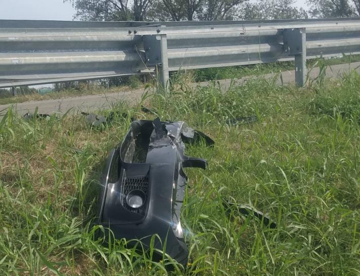Schianto contro il guard rail a Castione Marchesi