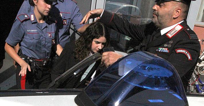 Al processo mostrano la foto del secondo neonato sepolto, Chiara Petrolini esce dall'aula. Rientra e poi va a casa. Anche Samuel &egrave; uscito