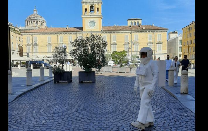 Un'astronauta in giro per la citt&agrave; 