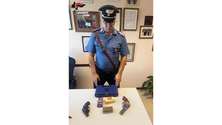 Allarmato dalla presenza di un operaio addetto alla manutenzione nel suo condominio 80enne decide di portare con se la pistola regolarmente denunciata e nasconderla in macchina ritenendo fosse pi&ugrave; al 