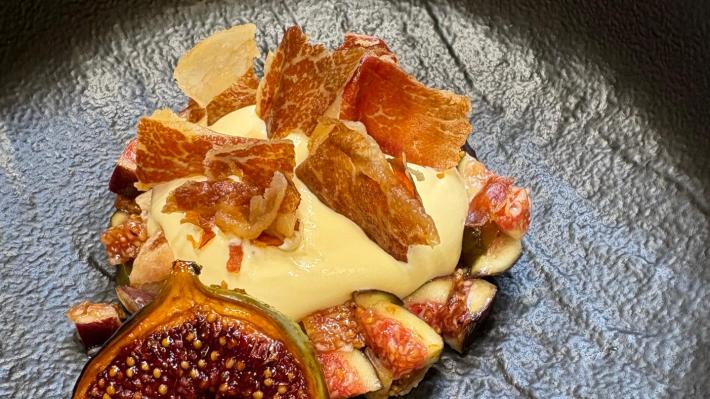 Catalana al mascarpone, insalata di fichi  e prosciutto 