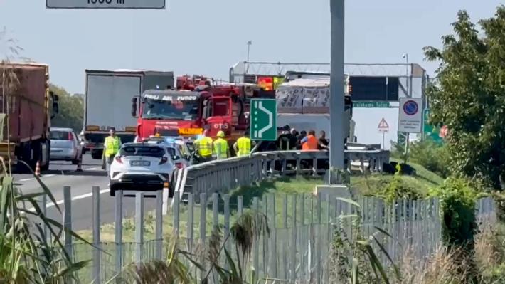 Perde il controllo del veicolo e si scontra con un camion in sosta sull'A1: morto il conducente dell'auto
