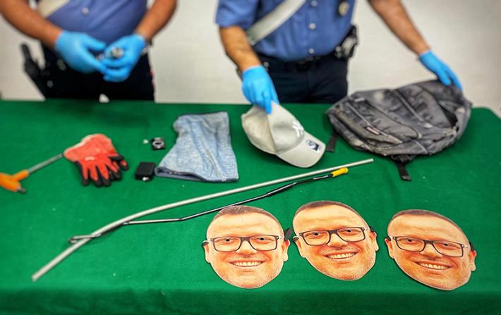Ladro con maschera di Gigi D'Alessio per ingannare telecamere