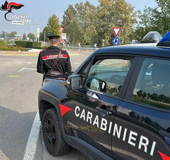 Colorno: sale si di una sedia appoggiata al davanzale della finestra e minaccia di lanciarsi nel vuoto. I carabinieri intervengono e riescono a fermarlo