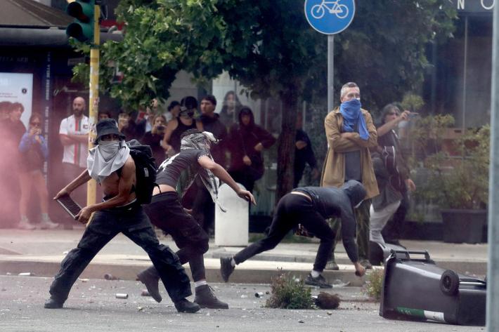 Violenza al corteo per Gaza a Milano, il ministro Salvini: "D'ora in poi chi organizza cortei verser&agrave; una cauzione. Pagheranno i danni"