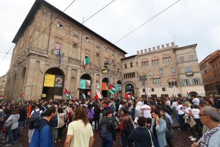 Manifestazione in piazza contro la guerra 