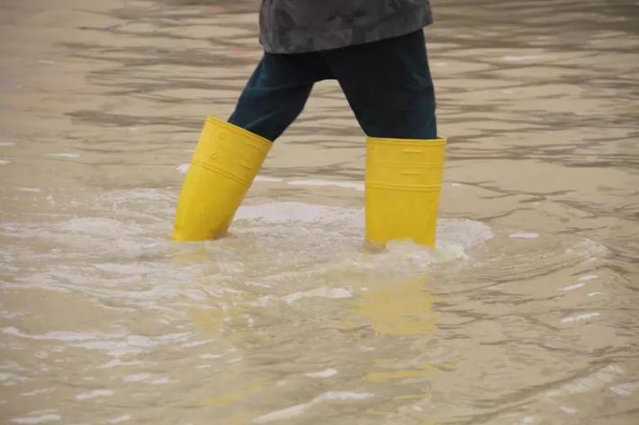 Nubifragi nel Grossetano, strade allagate e alberi caduti. A Porto Ercole un peschereccio rischia affondare 