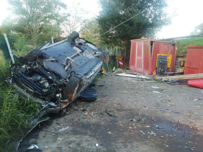 Esce di strada a Carobbio di Tizzano: automobilista incastrato fra le lamiere chiama i vigili del fuoco 