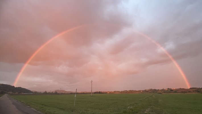 Un arcobaleno colora le colline di Salso - La foto 